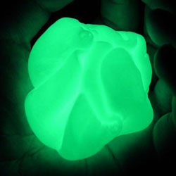 Зеленый хендгам (handgum), светящийся в темноте