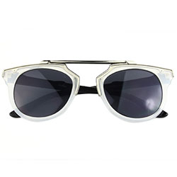 Темно-серые солнцезащитные очки в черно-бело-серебряной оправе